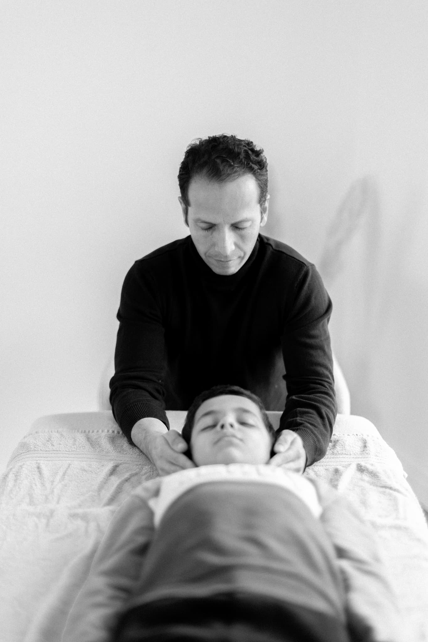 Soin Reiki sur la tête — imposition des mains, noir et blanc