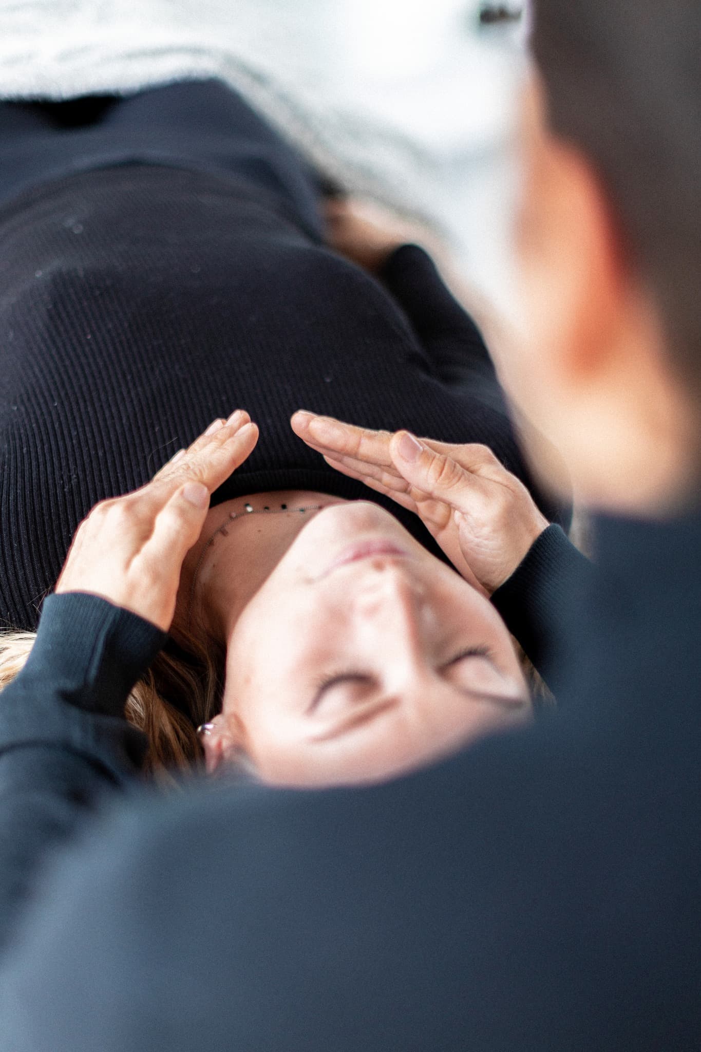 Femme en relaxation profonde lors d'une séance de Reiki à Bordeaux