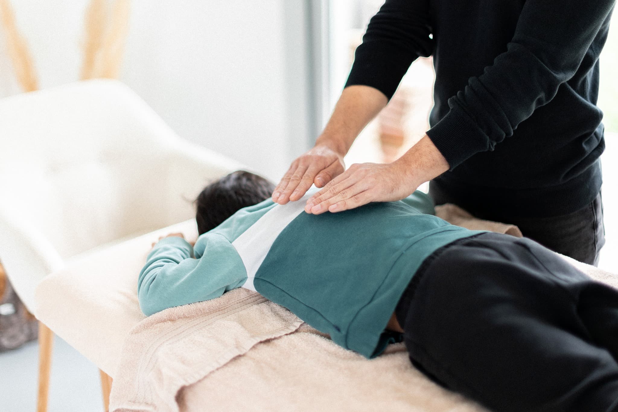 Soin Reiki par imposition des mains dans le dos — transmission d'énergie